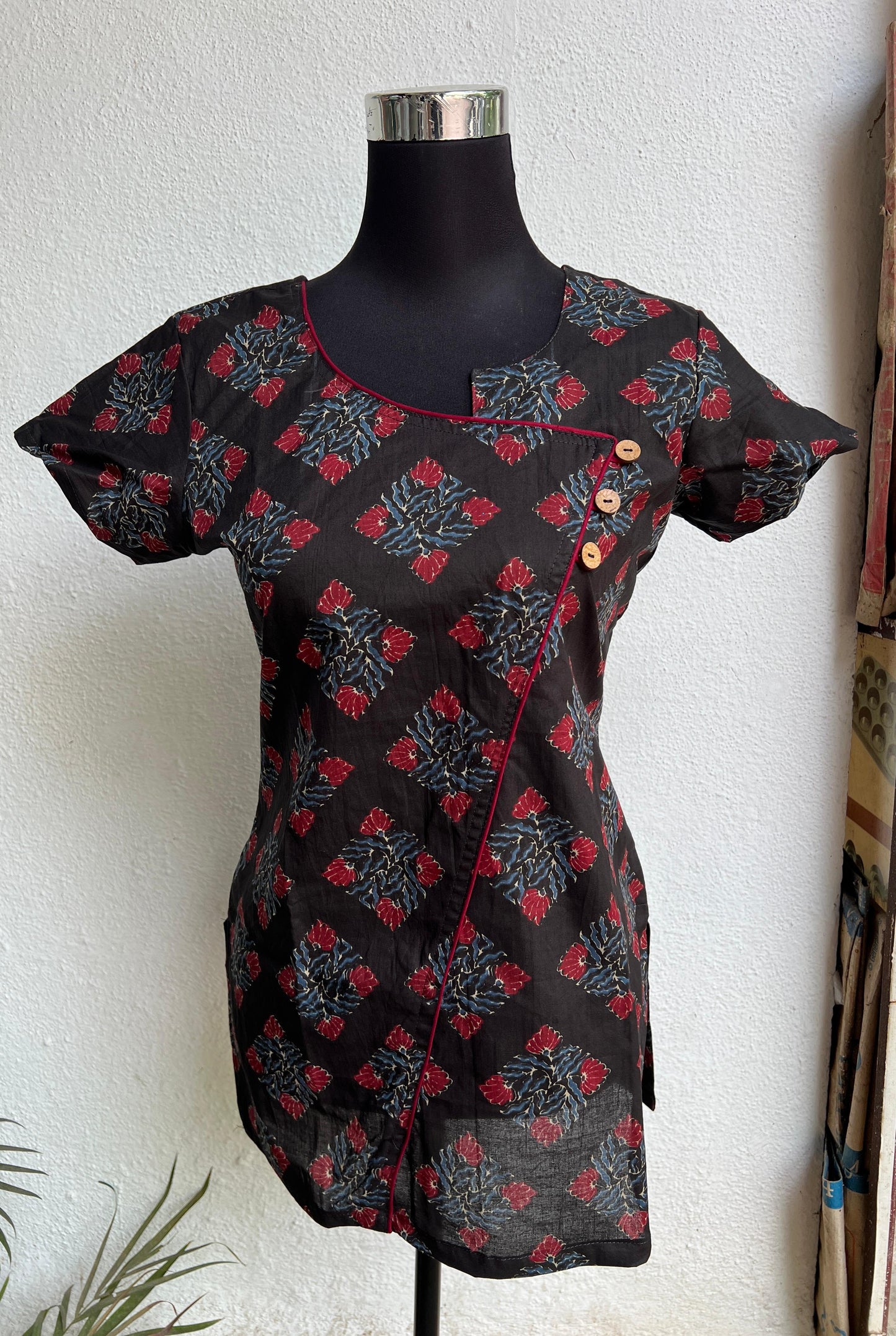 Women's Distinctive geometric and symmetrical print in black and red Tunic Top / Short Top /Short Kurti