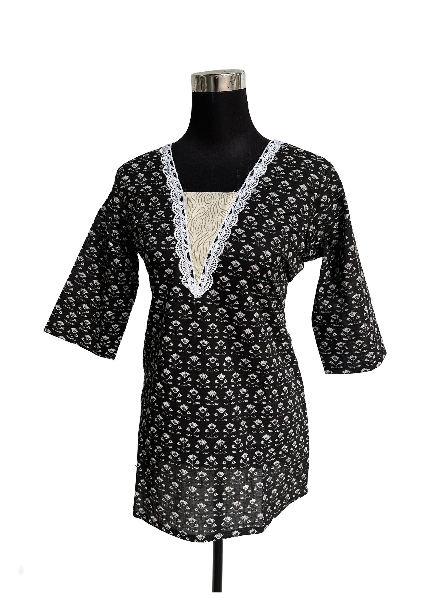 Women's Black & White Floral Print V-Neck Tunic Top / Short Top with White Lace Trim